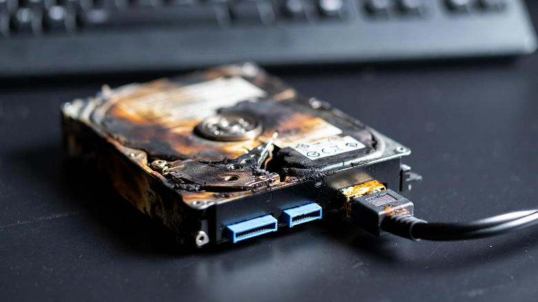 Пользователь лишился 14-терабайтного HDD с данными за 14 лет, потому что забыл, что кабели от разных модульных блоков питания могут быть несовместимы